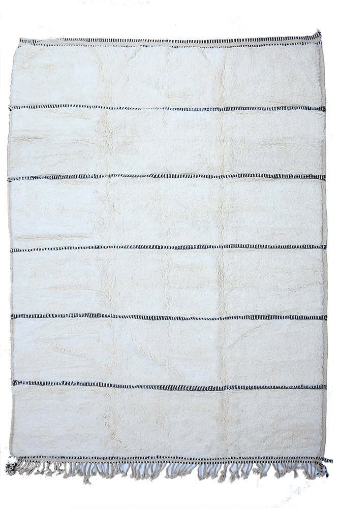 Berberischer Beni Ouarain-Teppich in Weiß mit symmetrischen schwarzen Linien.