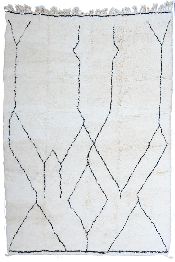 Tappeto berbero Beni Ouarain bianco con linee asimmetriche nere.