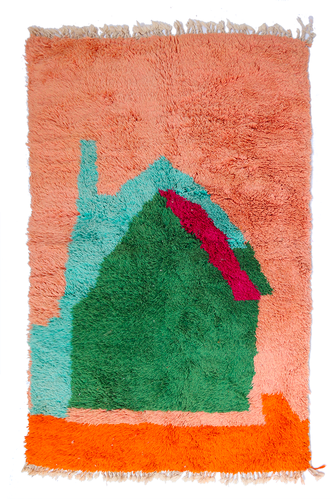 Moderne Azilal Berber tapijt in roze terracotta met roze en groene kleurvlakken.