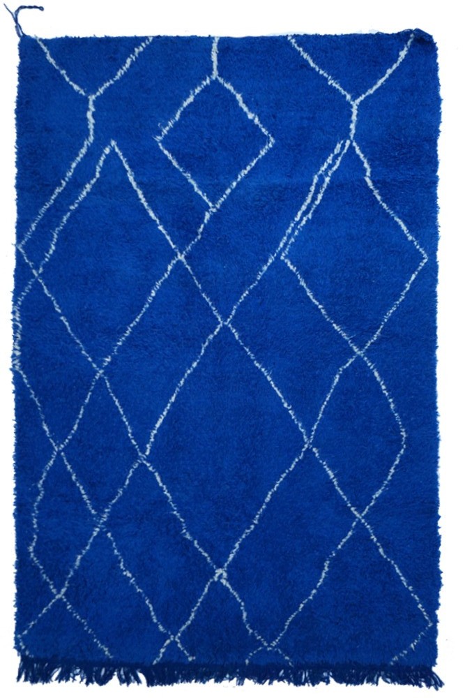 Gran alfombra Beni Ouarain azul con motivos blancos.